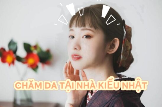 Người phụ nữ đang chăm sóc da đúng cách tại nhà trong không gian thư giãn, phong cách tối giản Nhật Bản